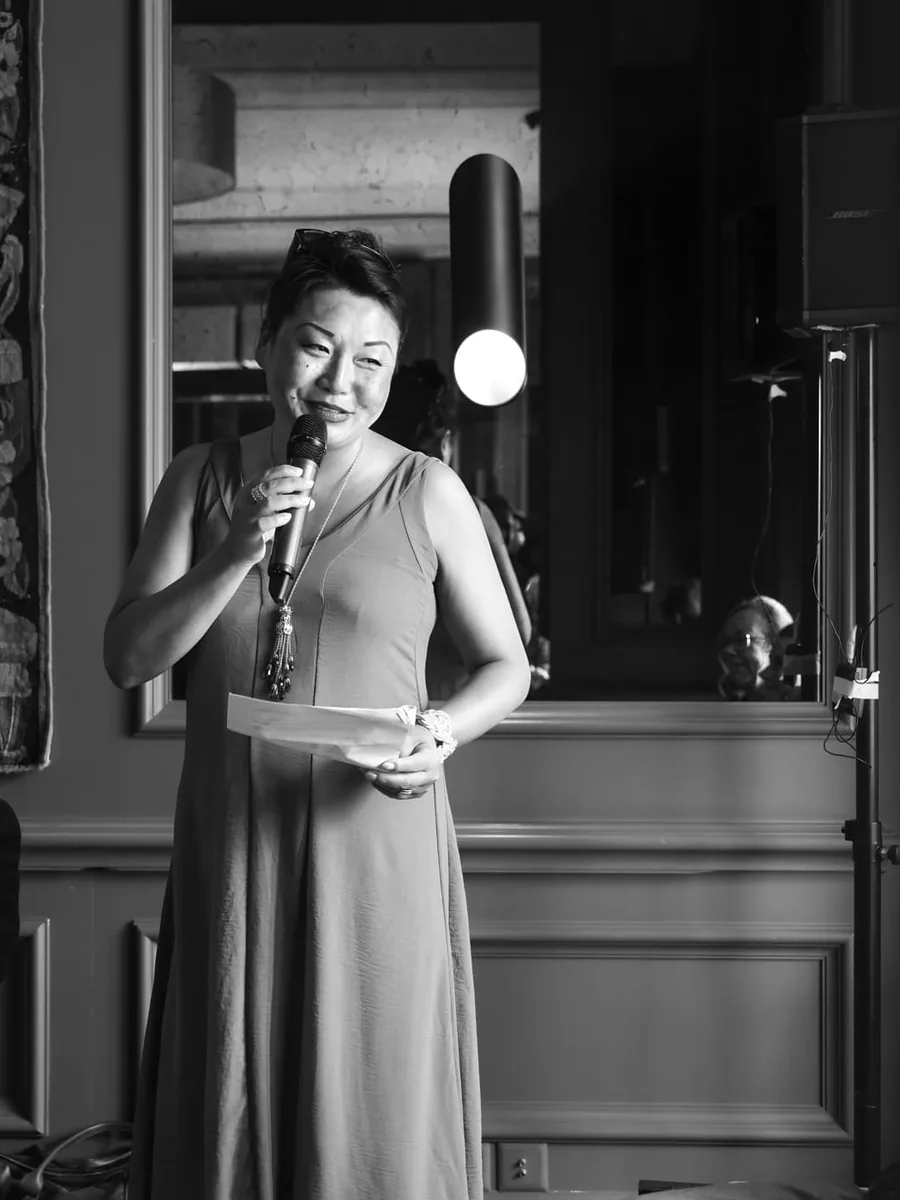 Muriel Favarger, micro en main, lors d'un événement